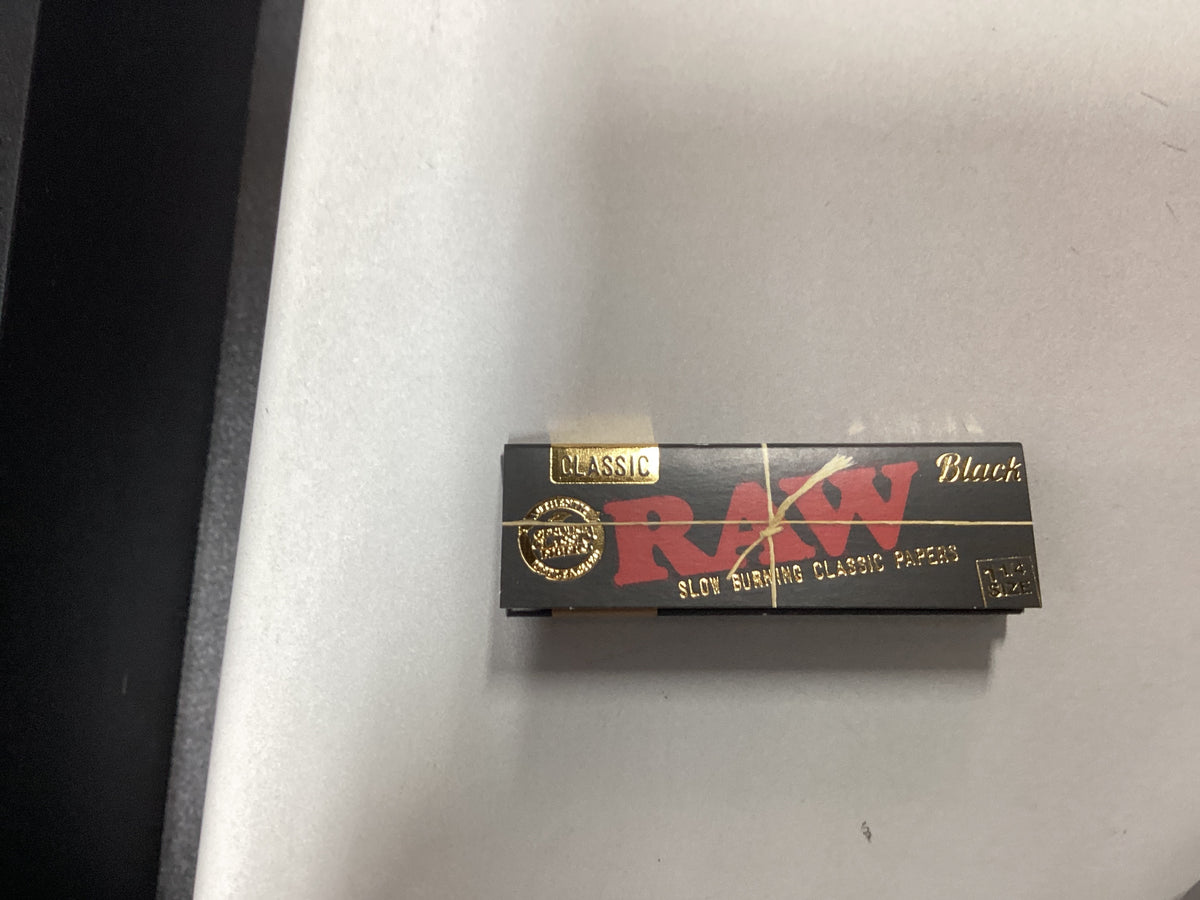 Raw Black 1 1/4 size Rolling paper